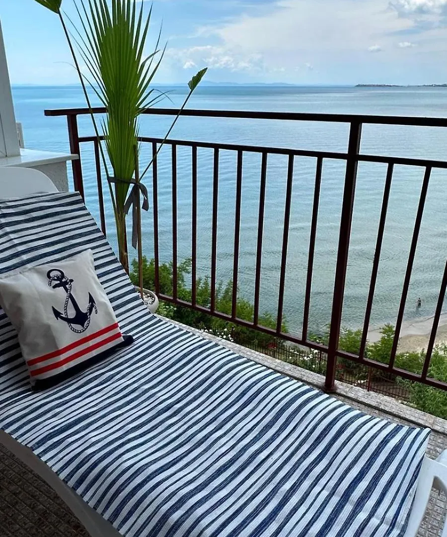 Sea Paradise 2-Room Seafront Apartment in Sveti Vlas Burgas