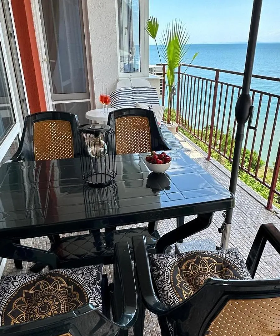 Sea Paradise 2-Room Seafront Apartment in Sveti Vlas Burgas