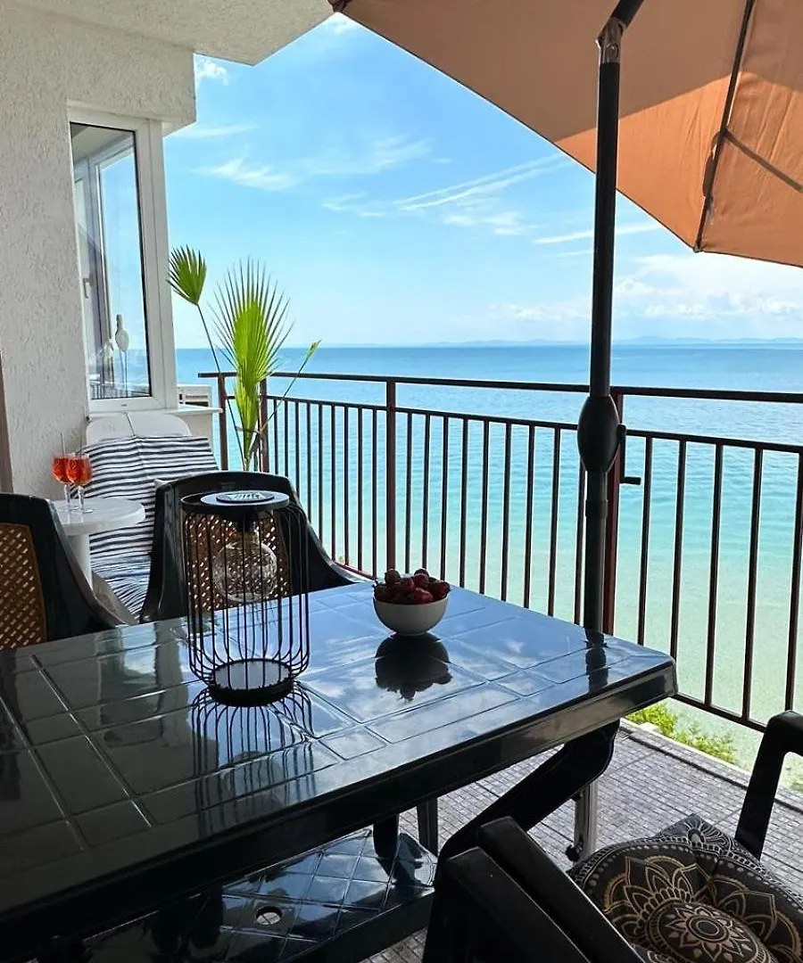 Sea Paradise 2-Room Seafront Apartment in Sveti Vlas Burgas