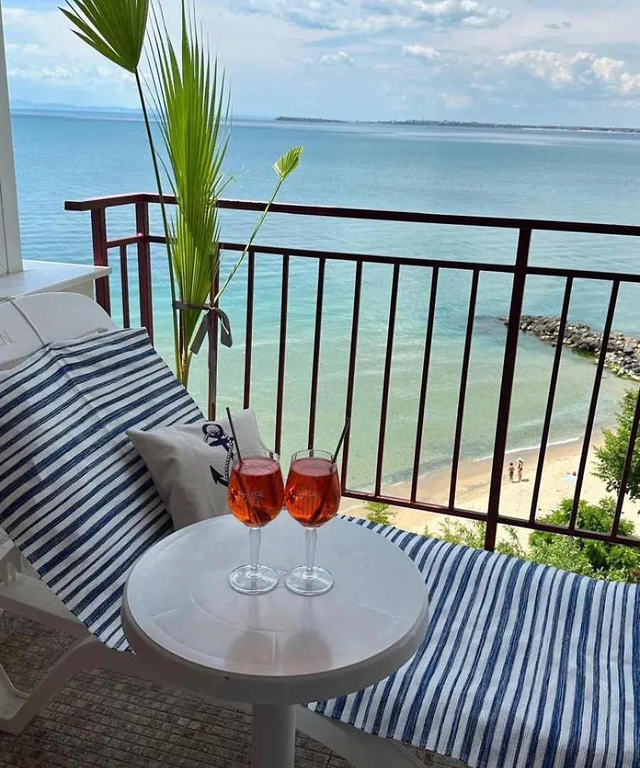 Sea Paradise 2-Room Seafront Apartment in Sveti Vlas Burgas City Bulharsko